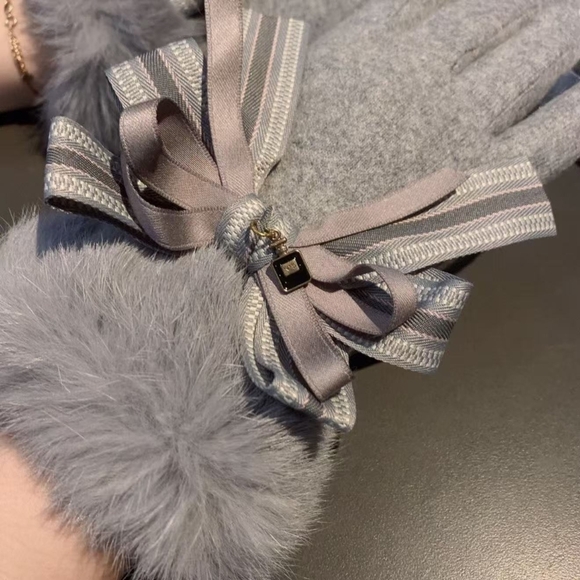 <AUTHENTIC>Chanel Gray Wool Fur Bow Gloves - Picture 5 of 5